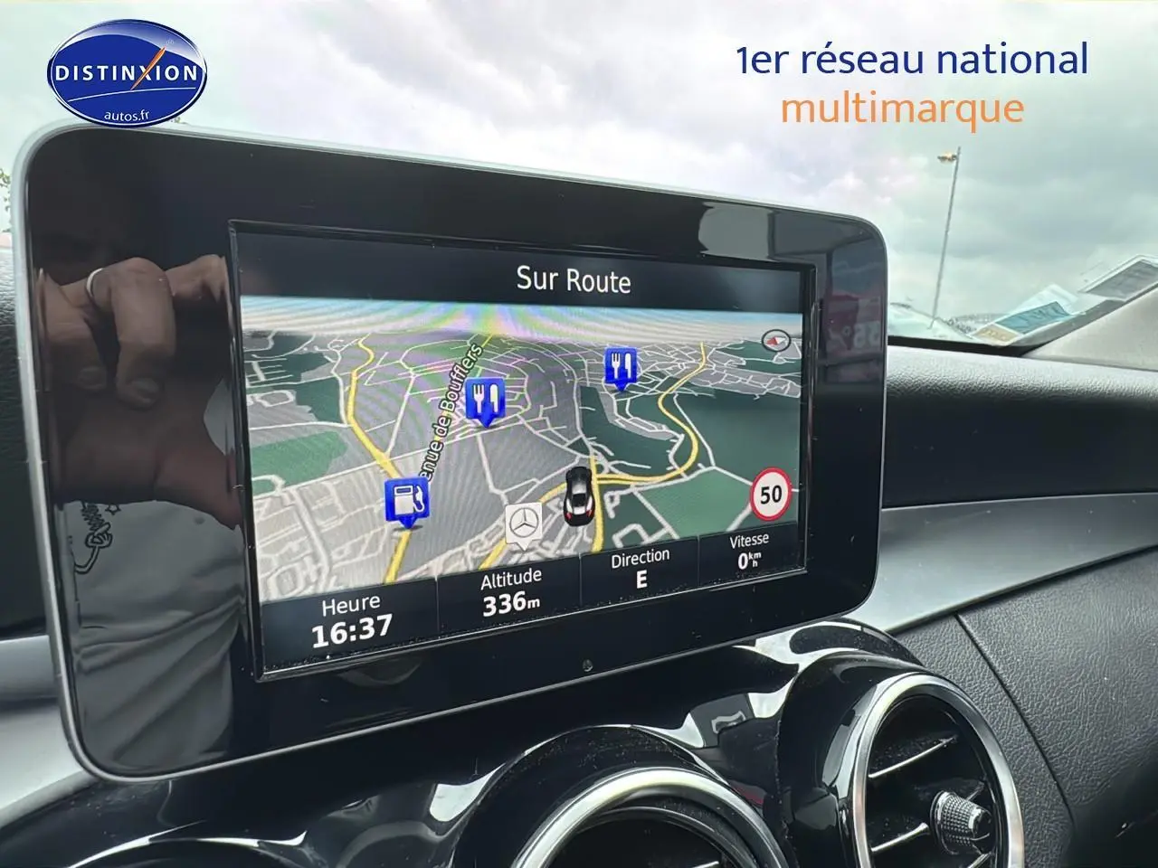 Écran de navigation intérieur d'une Mercedes Classe C 180 d business gris alu, vue du tableau de bord côté passager.