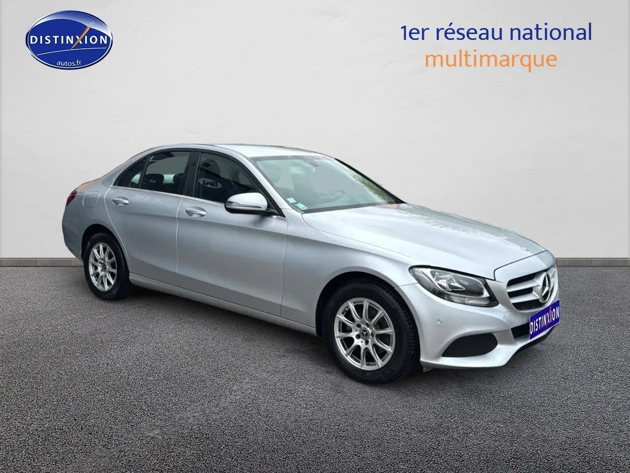 Mercedes Classe C 180 d business gris alu vue 3/4 avant droit avec jantes alliage et calandre distinctive.