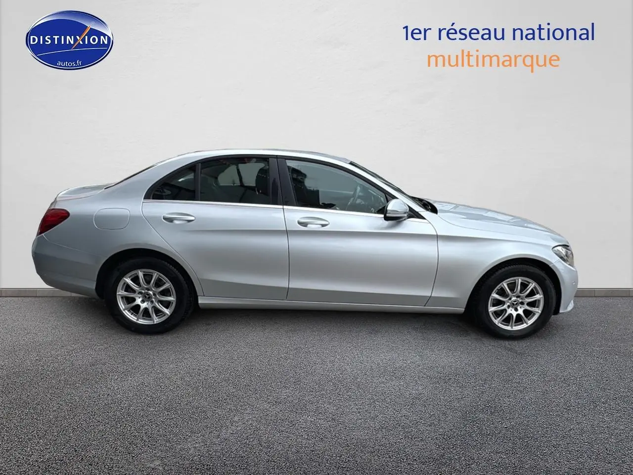 Profil côté gauche d'une Mercedes Classe C 180 d business gris alu de 2017 avec jantes alliage et carrosserie lisse.