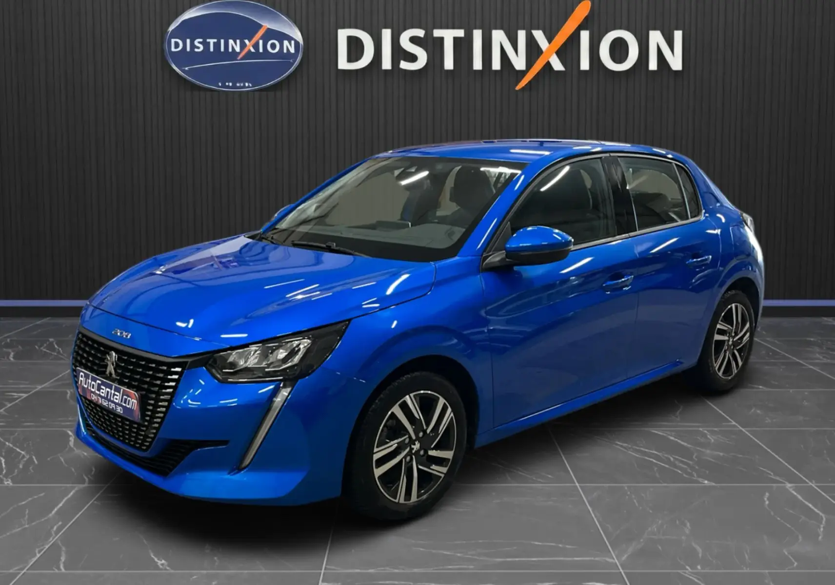 Peugeot 208 Bleu Vertigo vue 3/4 avant droit, avec calandre distinctive et jantes alliage bicolores.