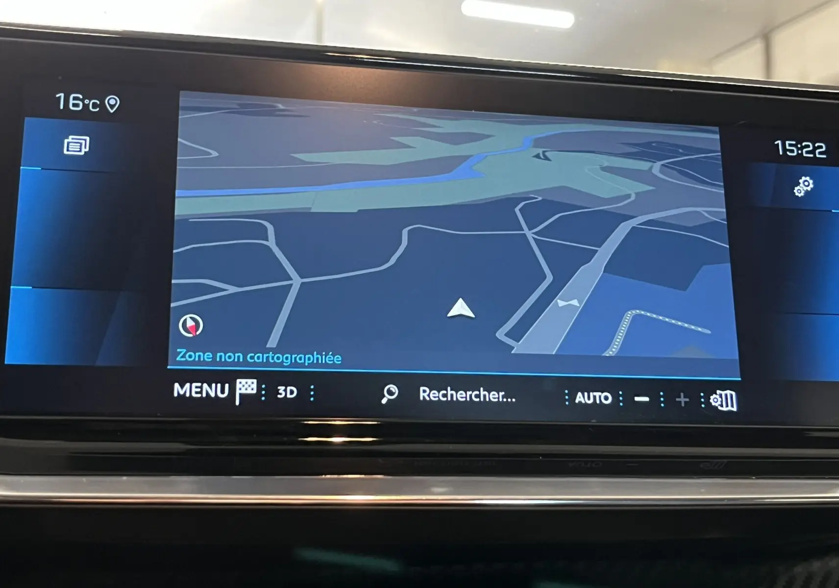 Écran central du système de navigation de la Peugeot 208 1.5 BlueHDi 100 Allure, affichant une carte en mode 3D.
