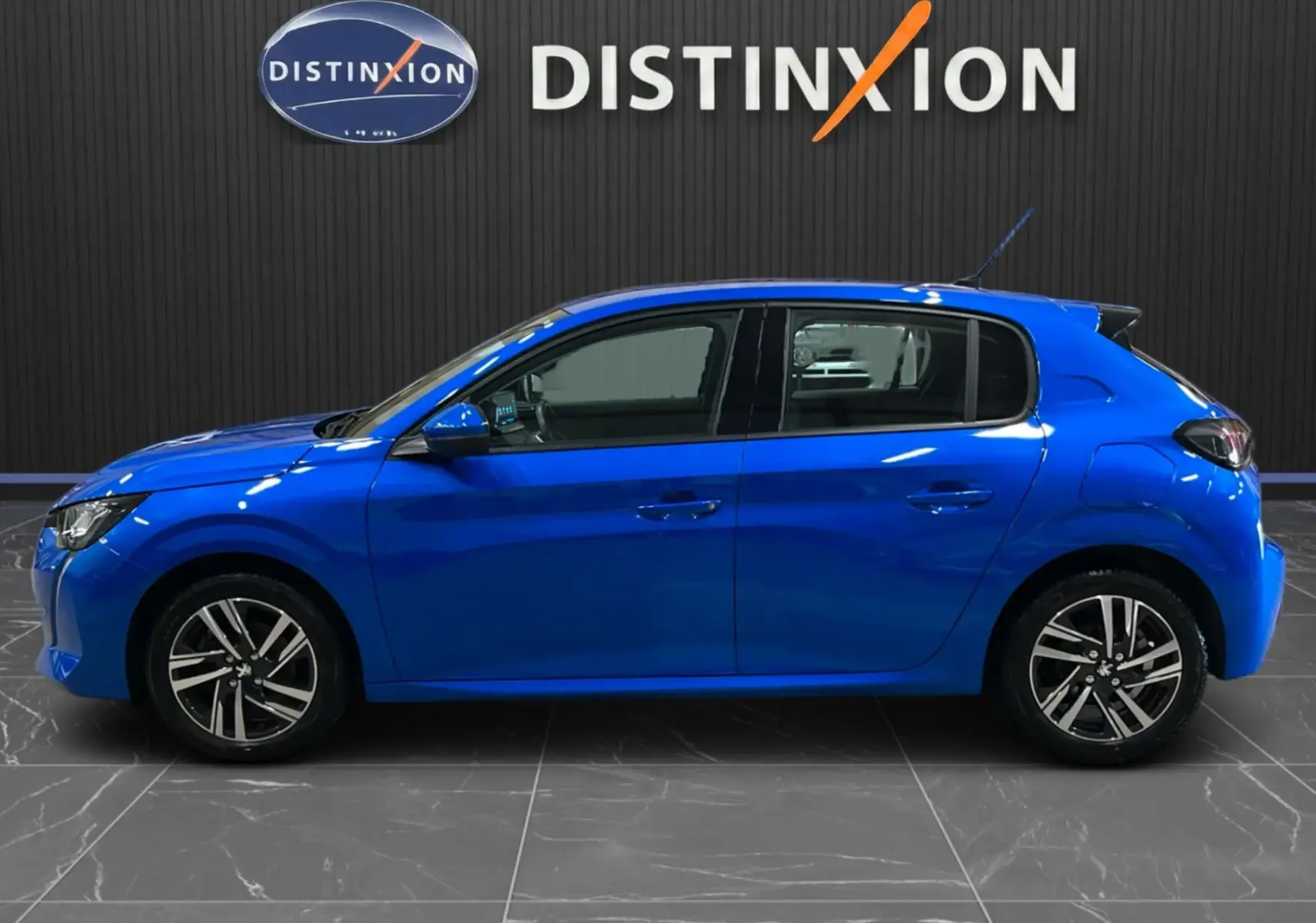 Peugeot 208 Bleu Vertigo vue de profil côté gauche, avec jantes alliage bi-ton et cinq portes visibles.