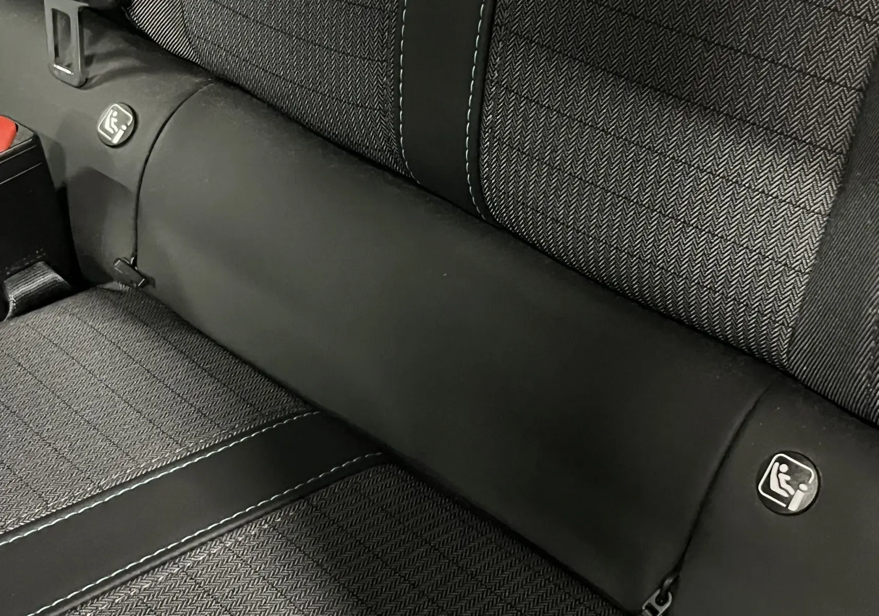 Gros plan sur la banquette arrière noire et grise de la Peugeot 208 1.5 BlueHDi, montrant les fixations ISOFIX.