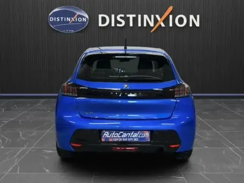 Vue arrière d'une Peugeot 208 1.5 BlueHDi 100 Allure bleu Vertigo, avec feux arrière noirs et logo Peugeot visible.