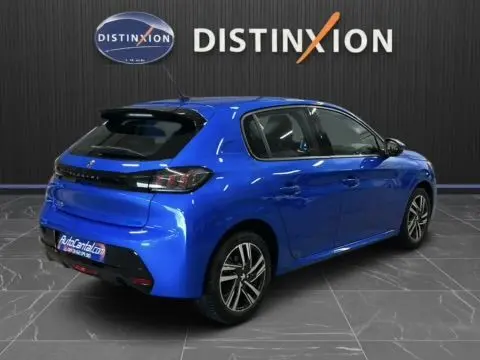 Vue 3/4 arrière droite d'une Peugeot 208 Bleu Vertigo 2020, finition Allure, avec jantes bi-ton et feux arrière LED.