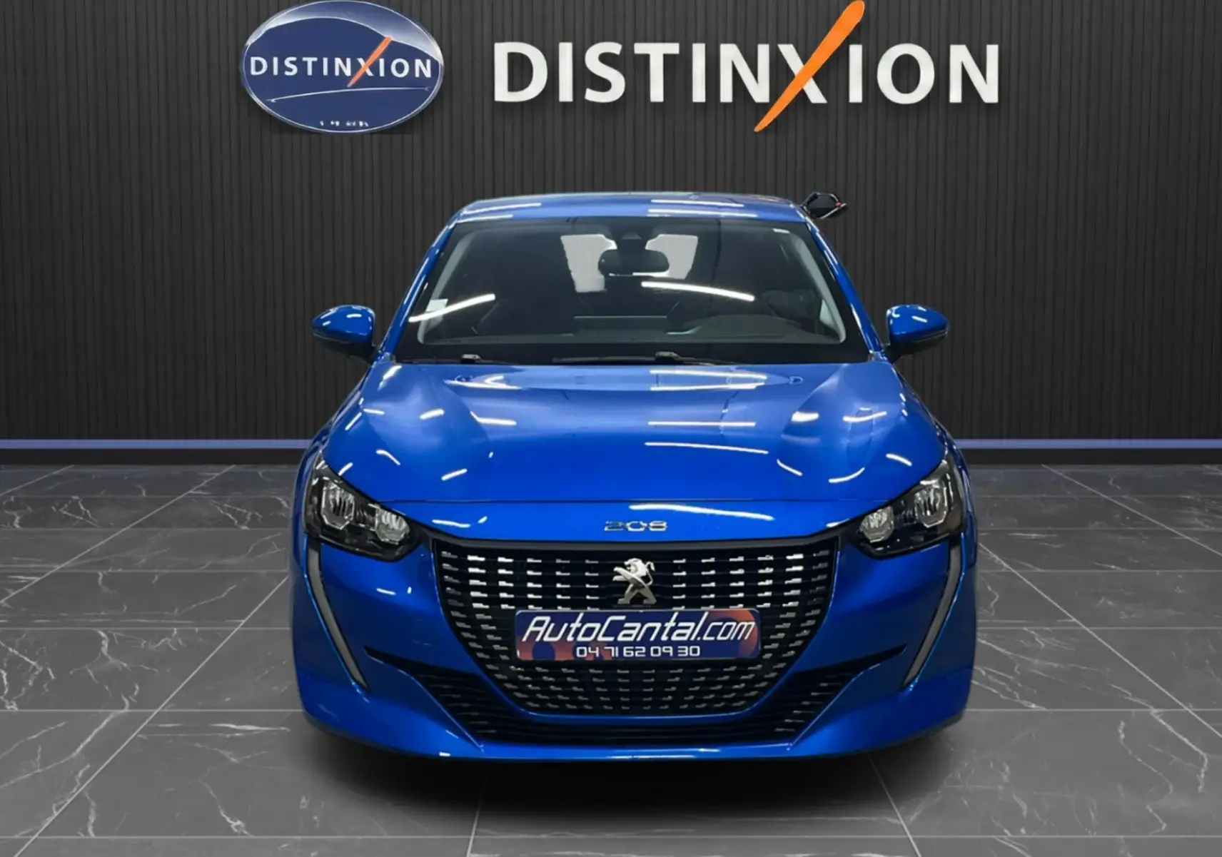 Vue frontale d'une Peugeot 208 1.5 BlueHDi 100 CH Allure bleu Vertigo avec calandre noire et logo lion visible.