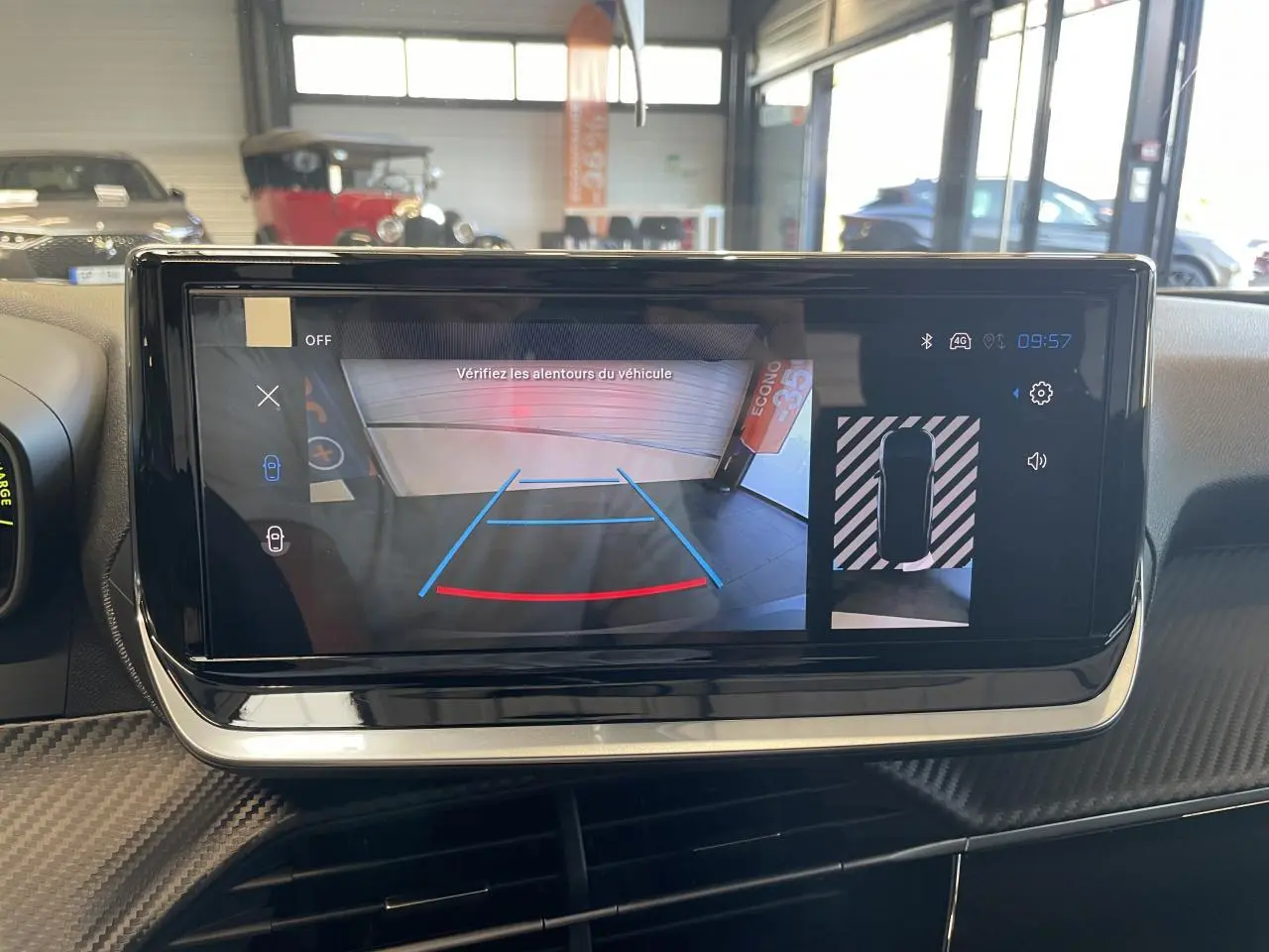 Écran tactile 10'' HD de la Peugeot 2008 blanc montrant la caméra de recul avec lignes de guidage en intérieur.
