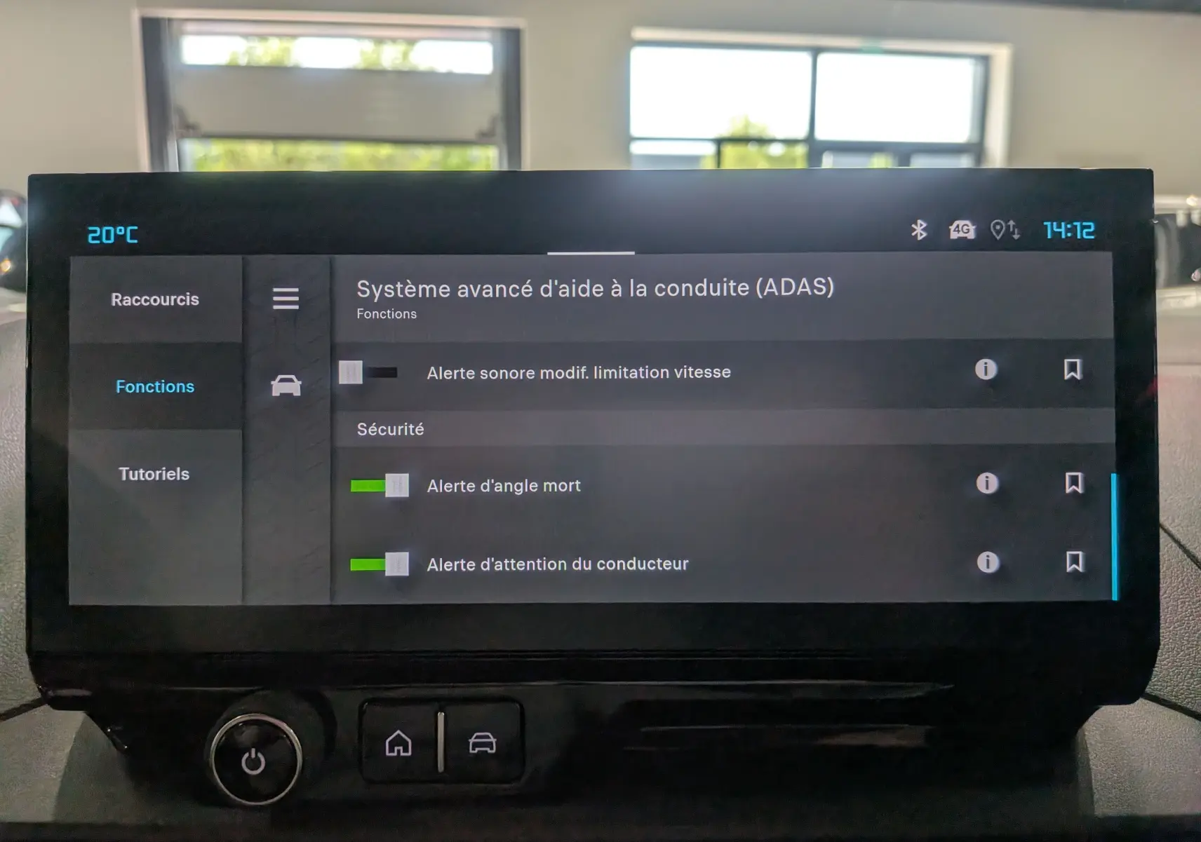 Écran tactile intérieur du Citroën Berlingo 2025 affichant les options avancées d'aide à la conduite (ADAS).