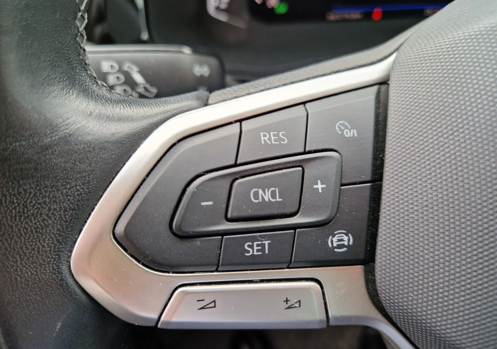 Gros plan sur les commandes de régulateur de vitesse au volant du Volkswagen California Cooper bronze 2021.