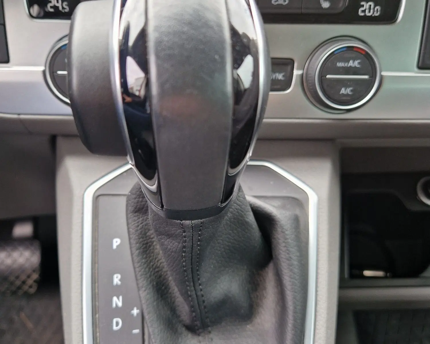 Gros plan sur les commandes multifonctions au volant du Volkswagen California Cooper bronze 2021, avec boutons noirs et argentés.