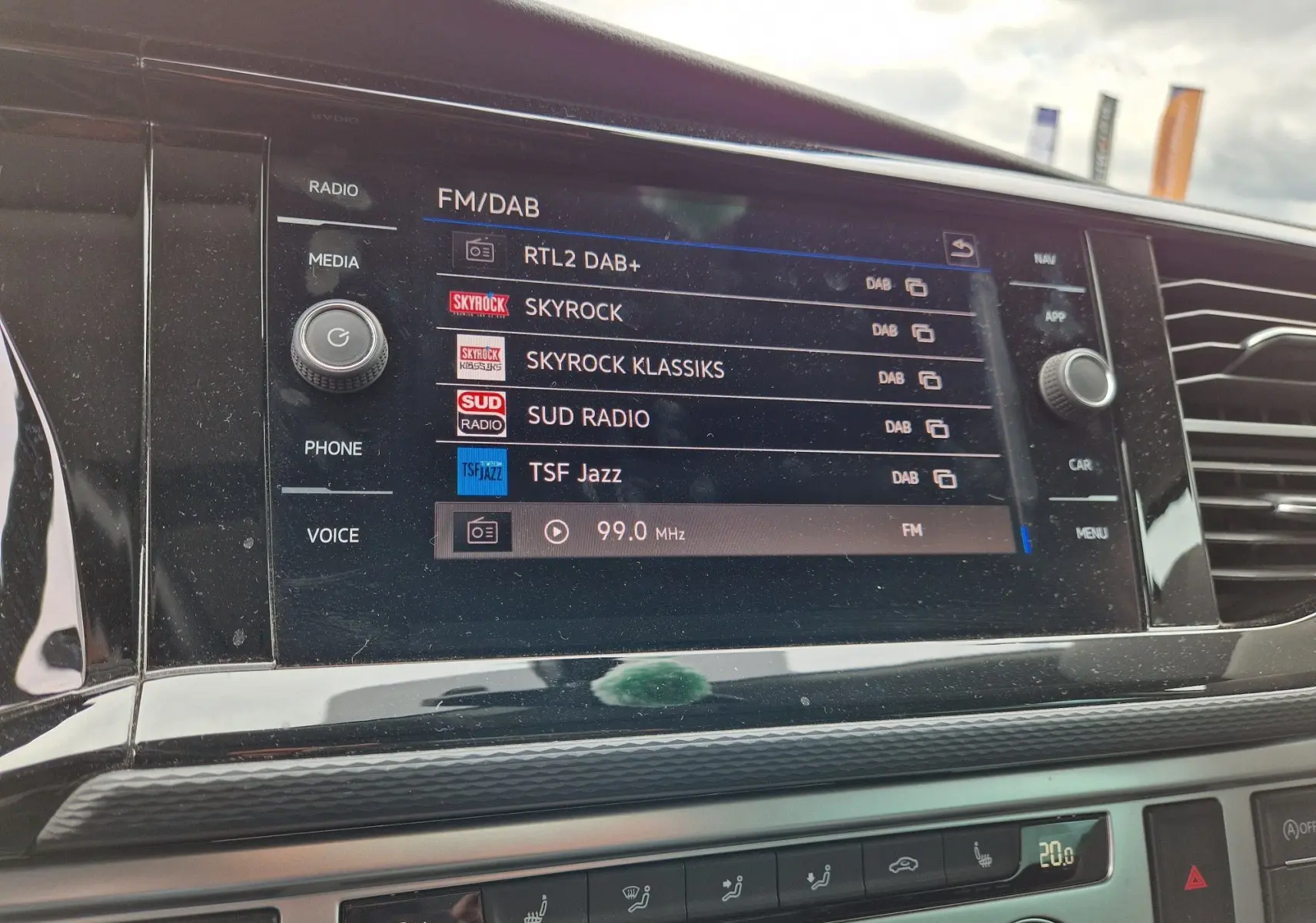 Écran multimédia du tableau de bord du Volkswagen California 2021 affichant les stations FM et DAB.