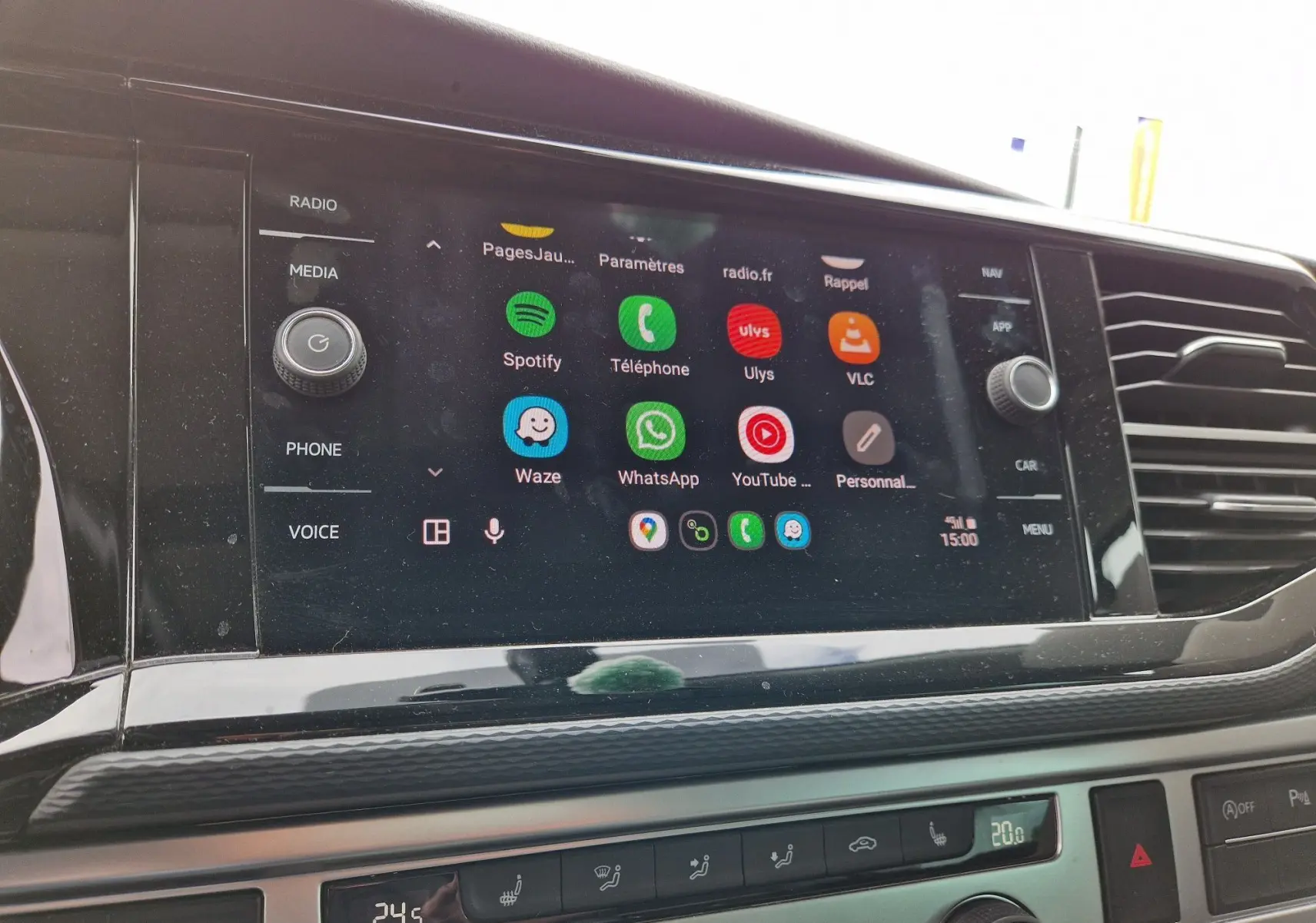 Écran tactile central du Volkswagen California 2021 affichant des applications connectées, avec commandes climatisation en dessous.