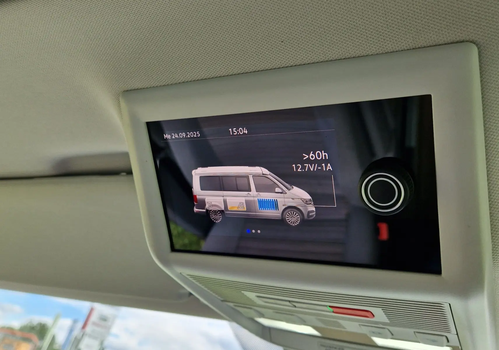 Écran de contrôle intérieur montrant un Volkswagen California 2.0 TDi Cooper bronze en profil droit.