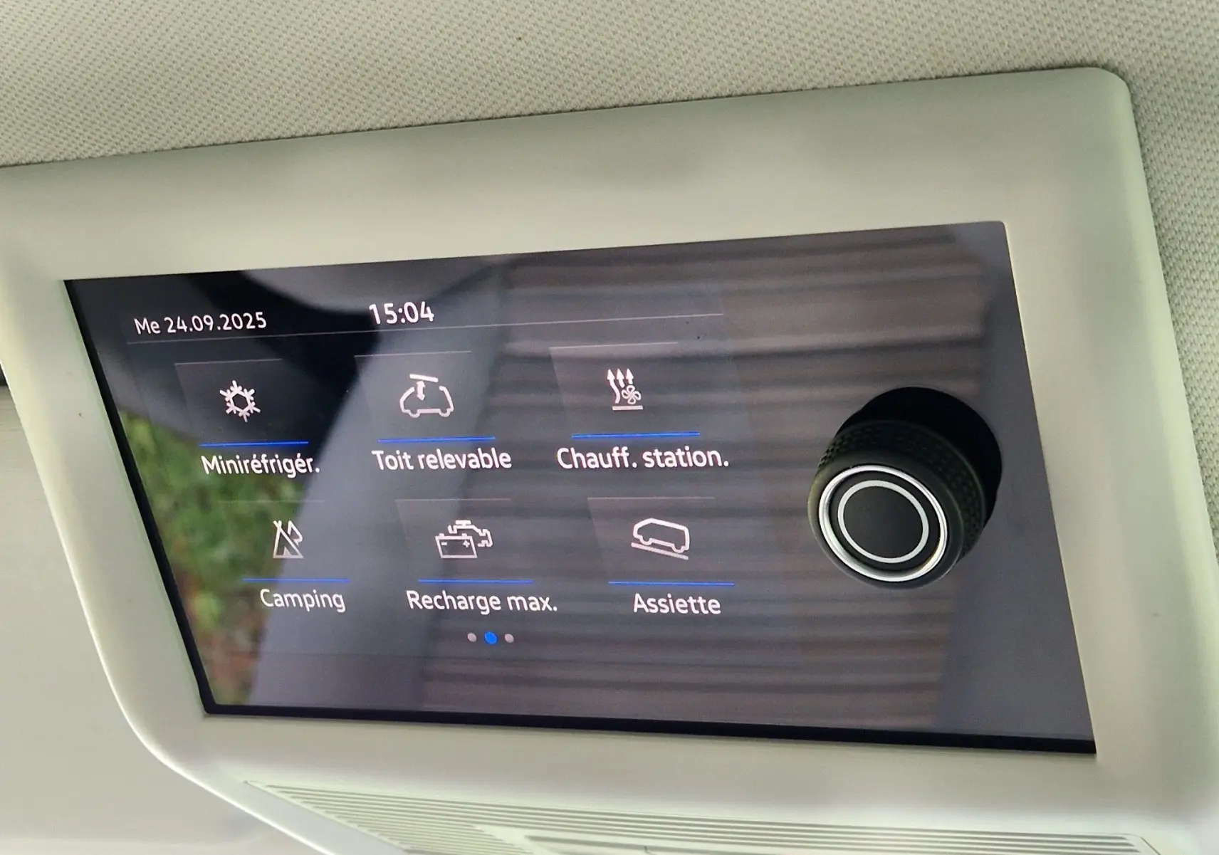 Écran tactile intérieur du Volkswagen California 2021 affichant les fonctions camping et toit relevable.