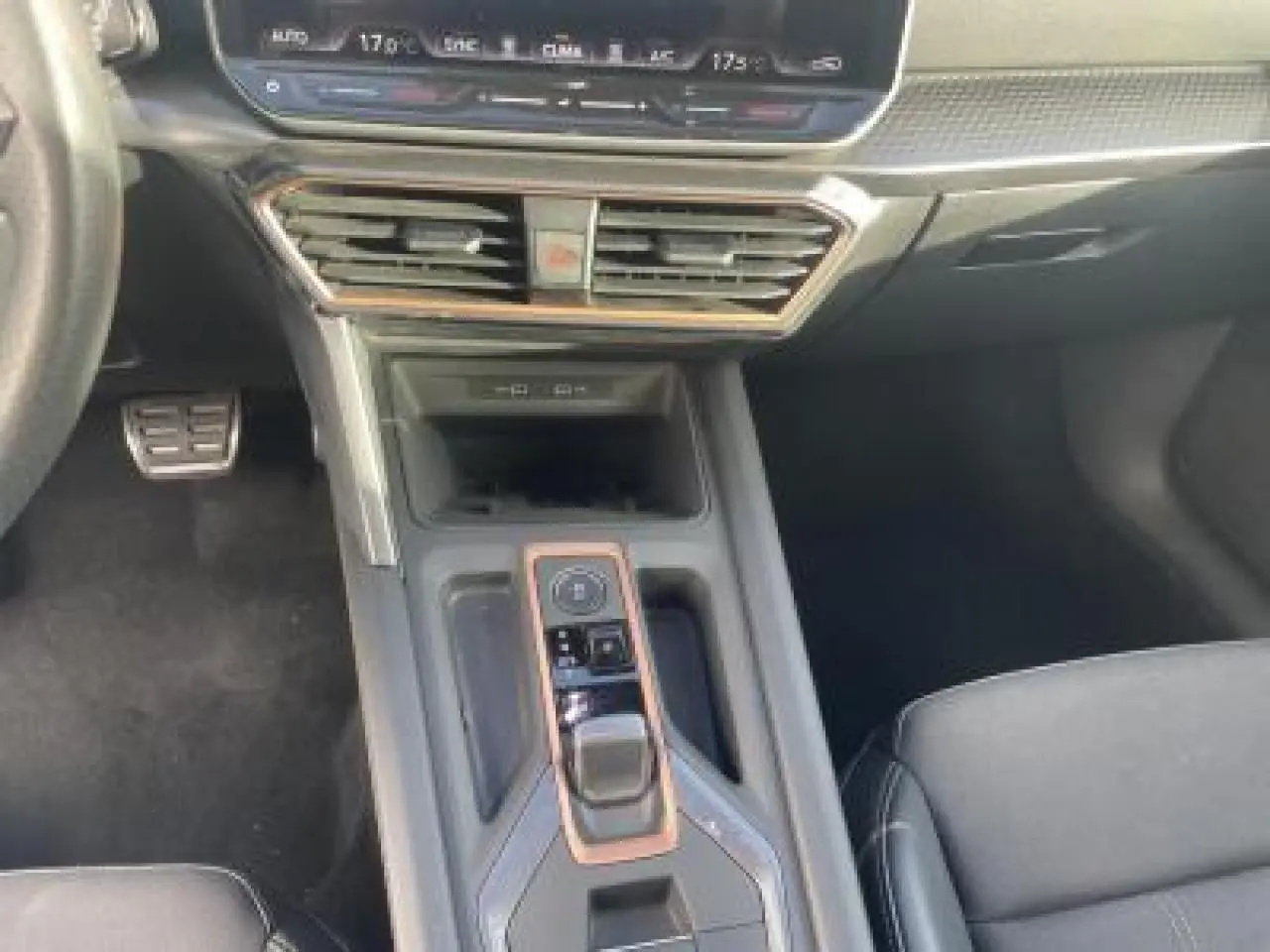 Vue rapprochée de la console centrale et du levier de vitesse de la CUPRA Leon 2025 en gris Magnetic Metal.