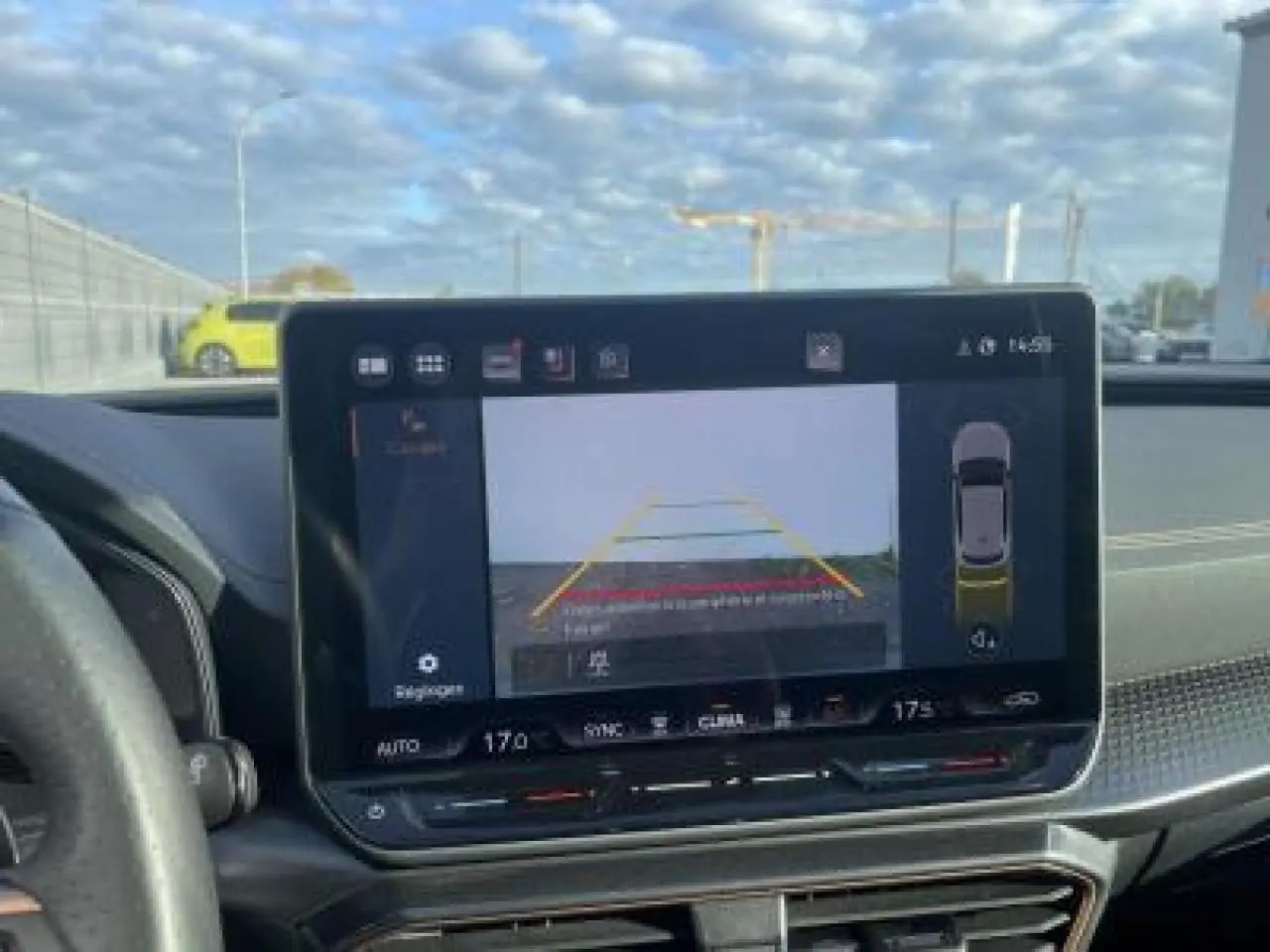 Écran tactile HD 12,9'' affichant la caméra de recul dans l'habitacle d'une CUPRA Leon gris Magnetic.