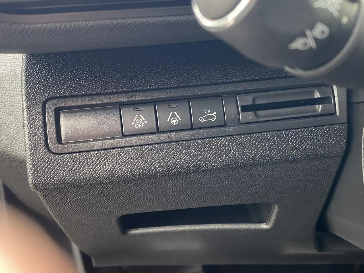 Boutons de commande du tableau de bord du Peugeot 3008 gris foncé, avec fonctions d'assistance à la conduite visibles.