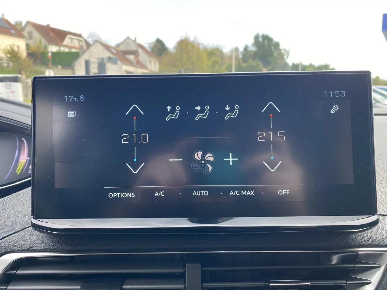 Écran tactile du tableau de bord du Peugeot 3008 gris foncé, affichant la climatisation bi-zone à 21°C et 21,5°C.