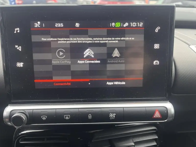 Écran tactile central du tableau de bord de la Citroën C4 Cactus 2020 avec interface Apple CarPlay et Android Auto.