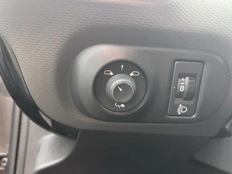 Gros plan sur les commandes de réglage des rétroviseurs et de l'éclairage intérieur d'une Citroën C4 Cactus gris Platinium.