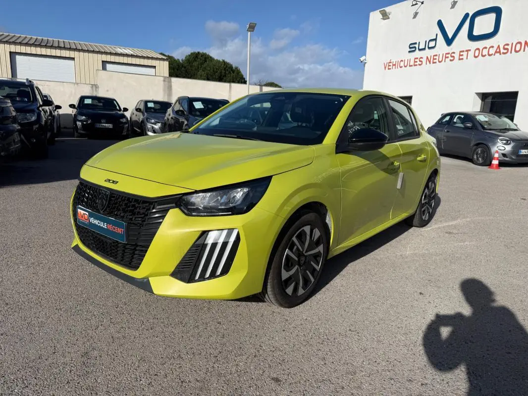 Peugeot 208 jaune vue 3/4 avant droit, avec calandre noire distinctive et jantes 16 pouces stylisées.