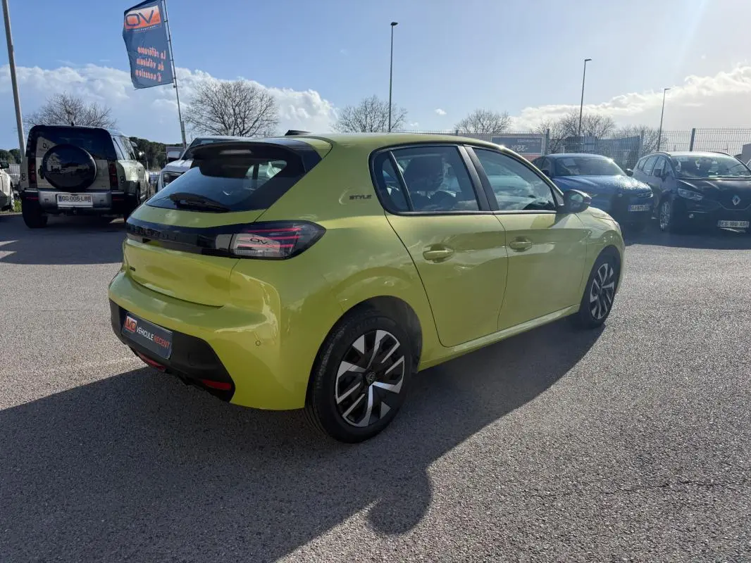 Peugeot 208 jaune vue 3/4 arrière droit, avec jantes 16 pouces et badge Style sur le hayon.