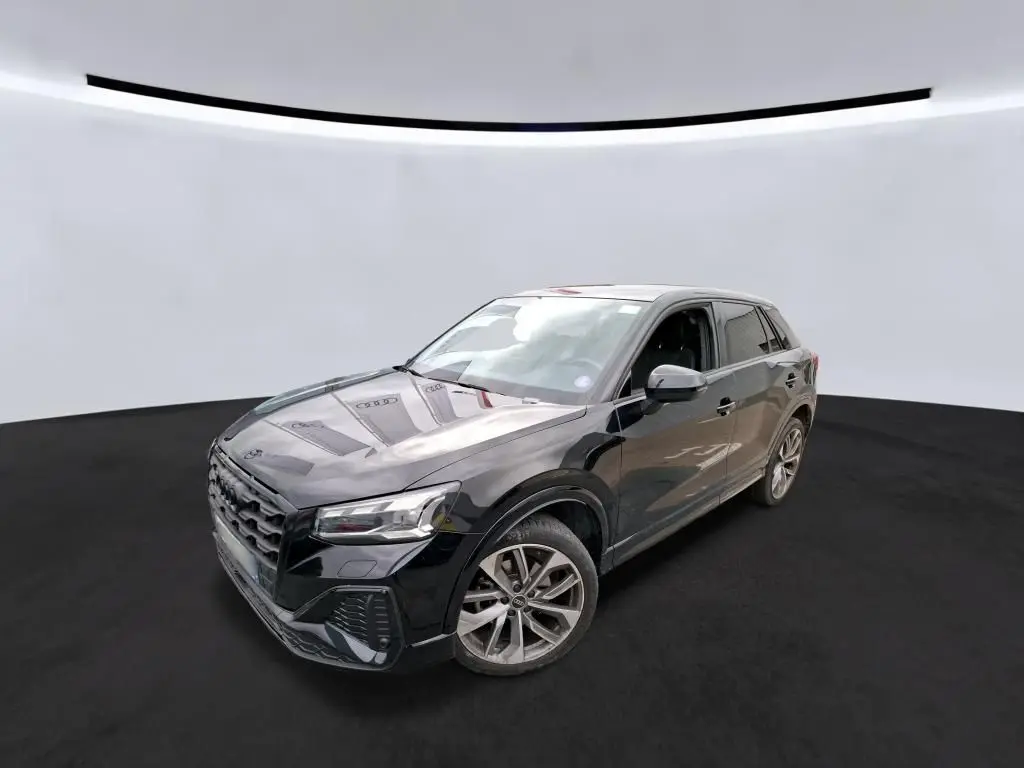 Audi Q2 noir vue 3/4 avant droit, avec jantes alliage et calandre S-Line distinctive.