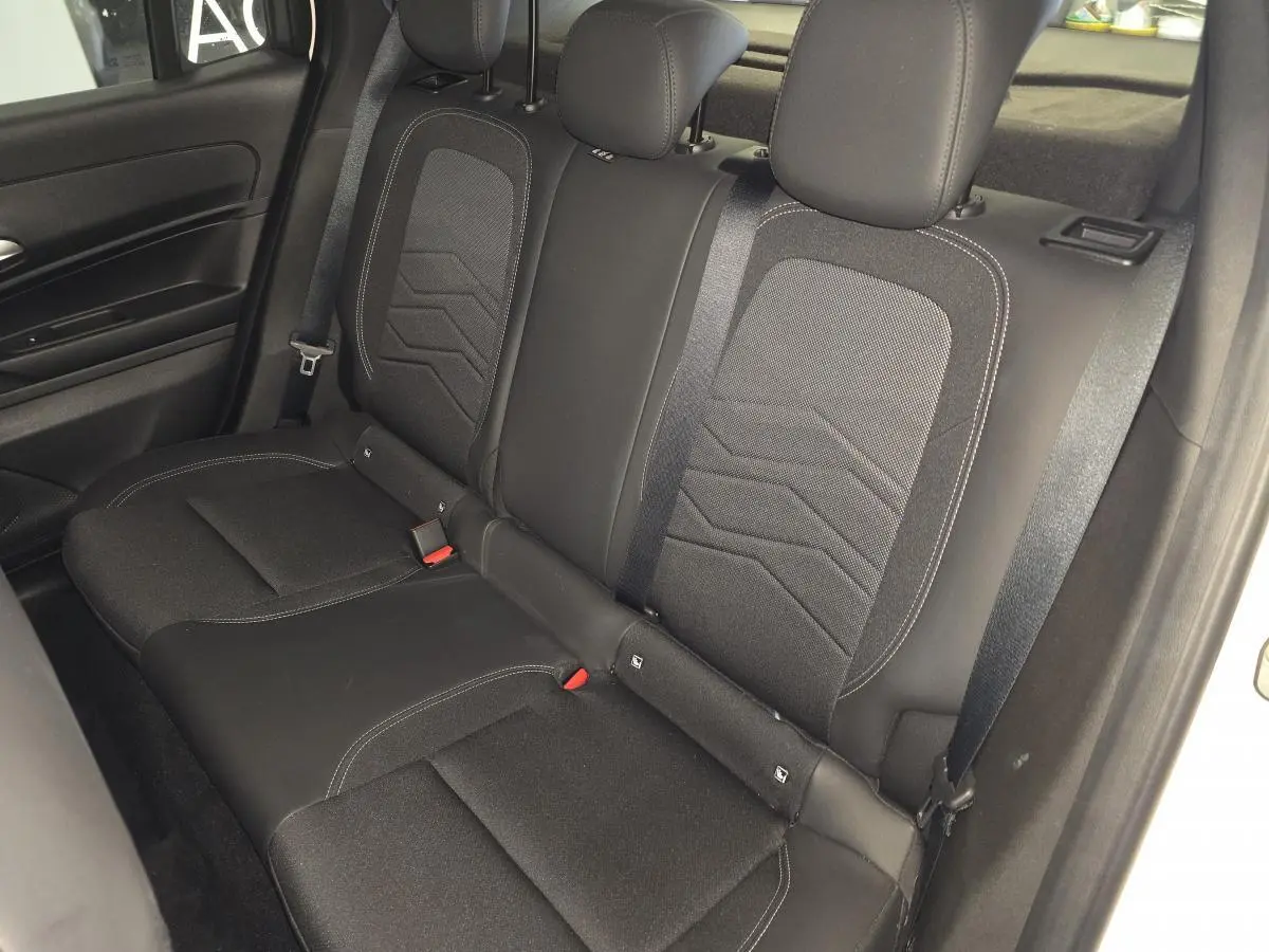 Vue intérieure de la banquette arrière noire du Jeep Avenger 2025, avec ceintures et appuie-têtes visibles.