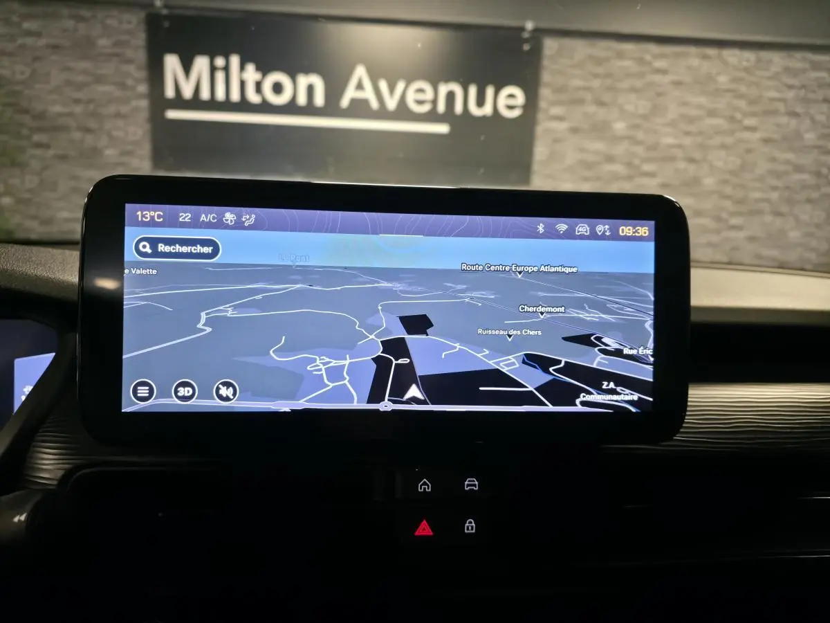 Écran tactile du système de navigation GPS du Jeep Avenger 2025 affichant une carte en mode nuit.