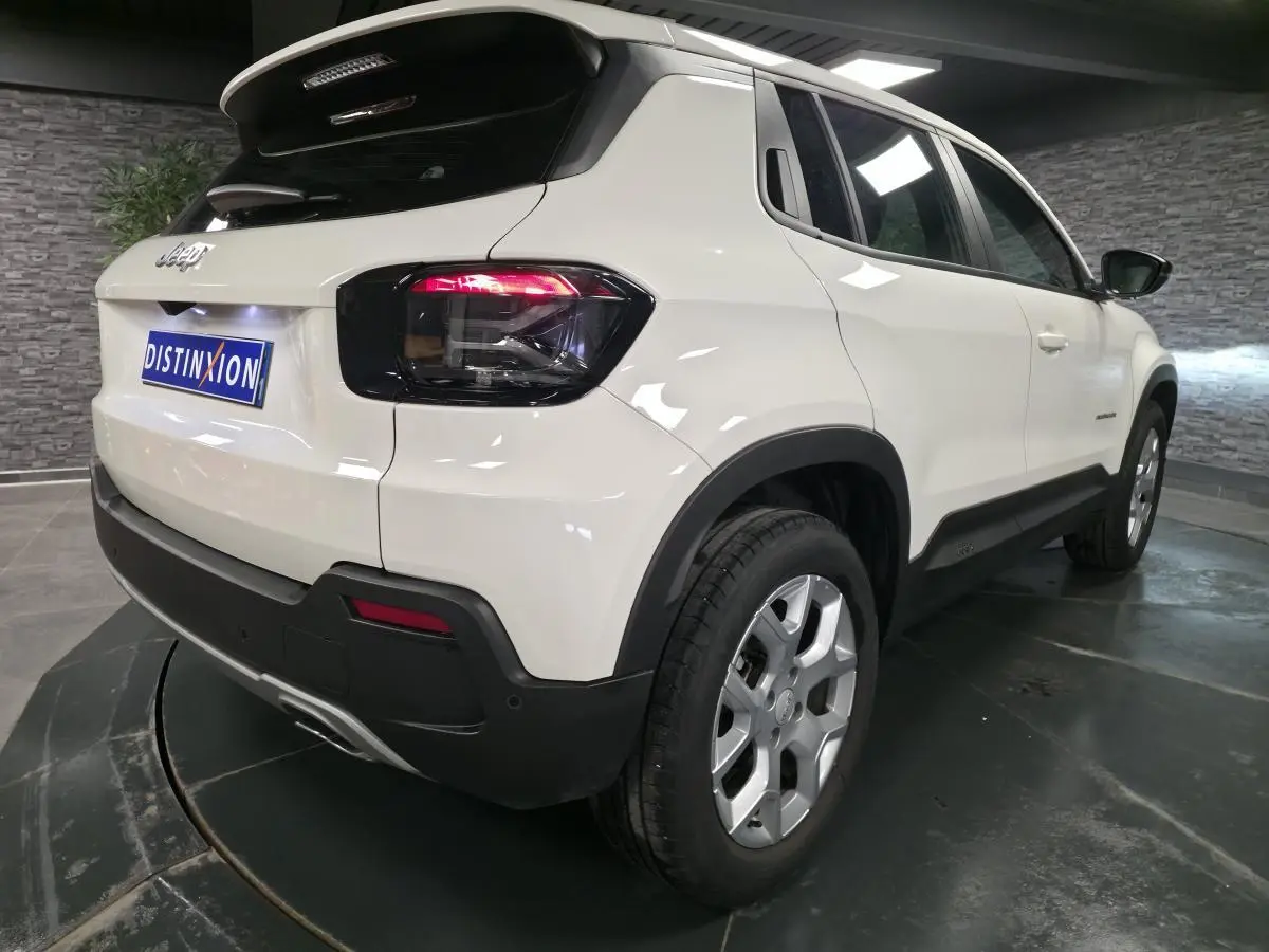 Vue 3/4 arrière droite du Jeep Avenger blanc avec feux arrière LED et jantes alliage 17 pouces.