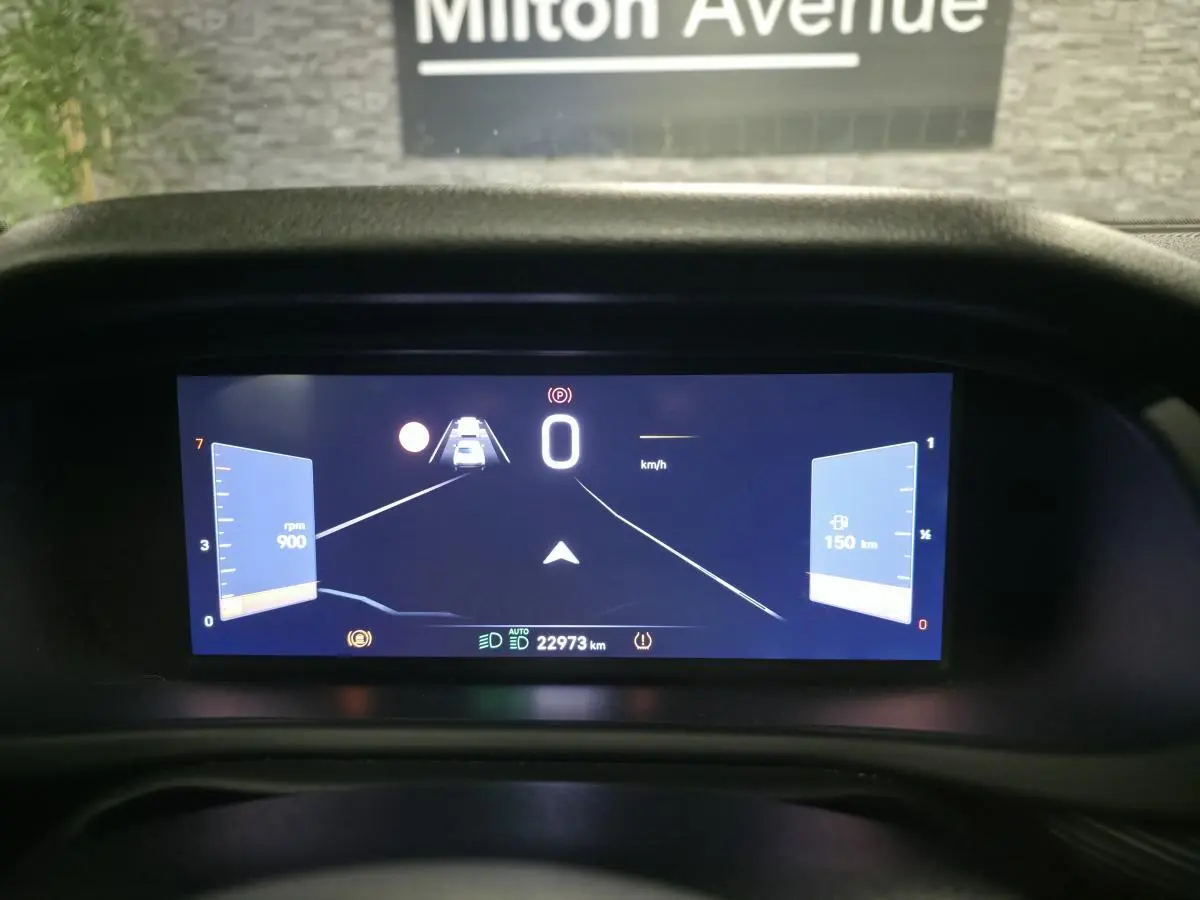 Affichage numérique du combiné d'instrumentation du Jeep Avenger 2025, vue frontale du tableau de bord.
