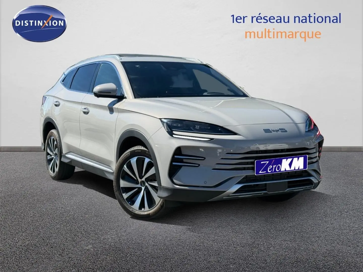 Vue 3/4 avant droit du BYD SEAL U 1.5 DM-i 218ch Boost en Boundless Cloud métallisé avec jantes alu distinctives.