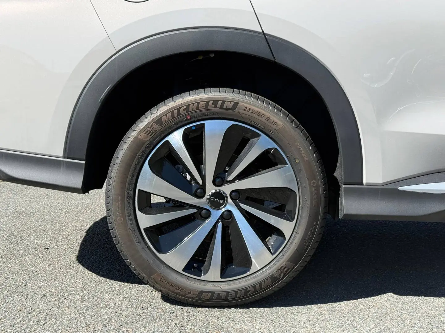 Gros plan sur la roue avant droite du BYD SEAL U 1.5 DM-i 218ch Boost en Boundless Cloud métallisé, jante alu bicolore.