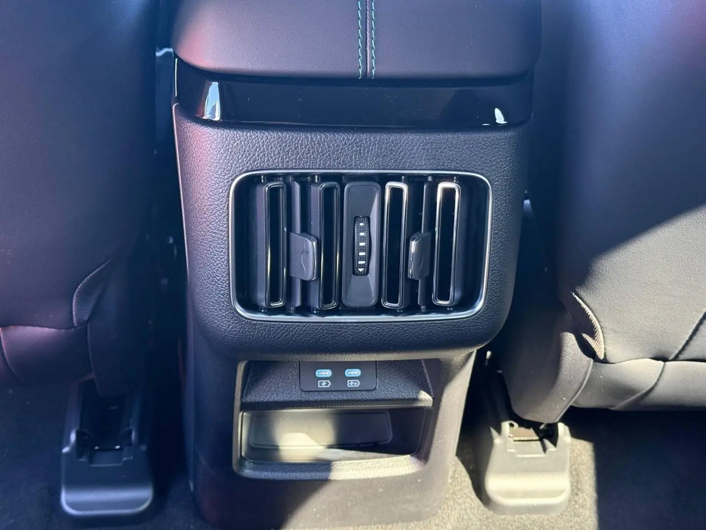 Vue rapprochée de la console arrière noire du BYD SEAL U 1.5 DM-i avec bouches d'aération et ports USB.