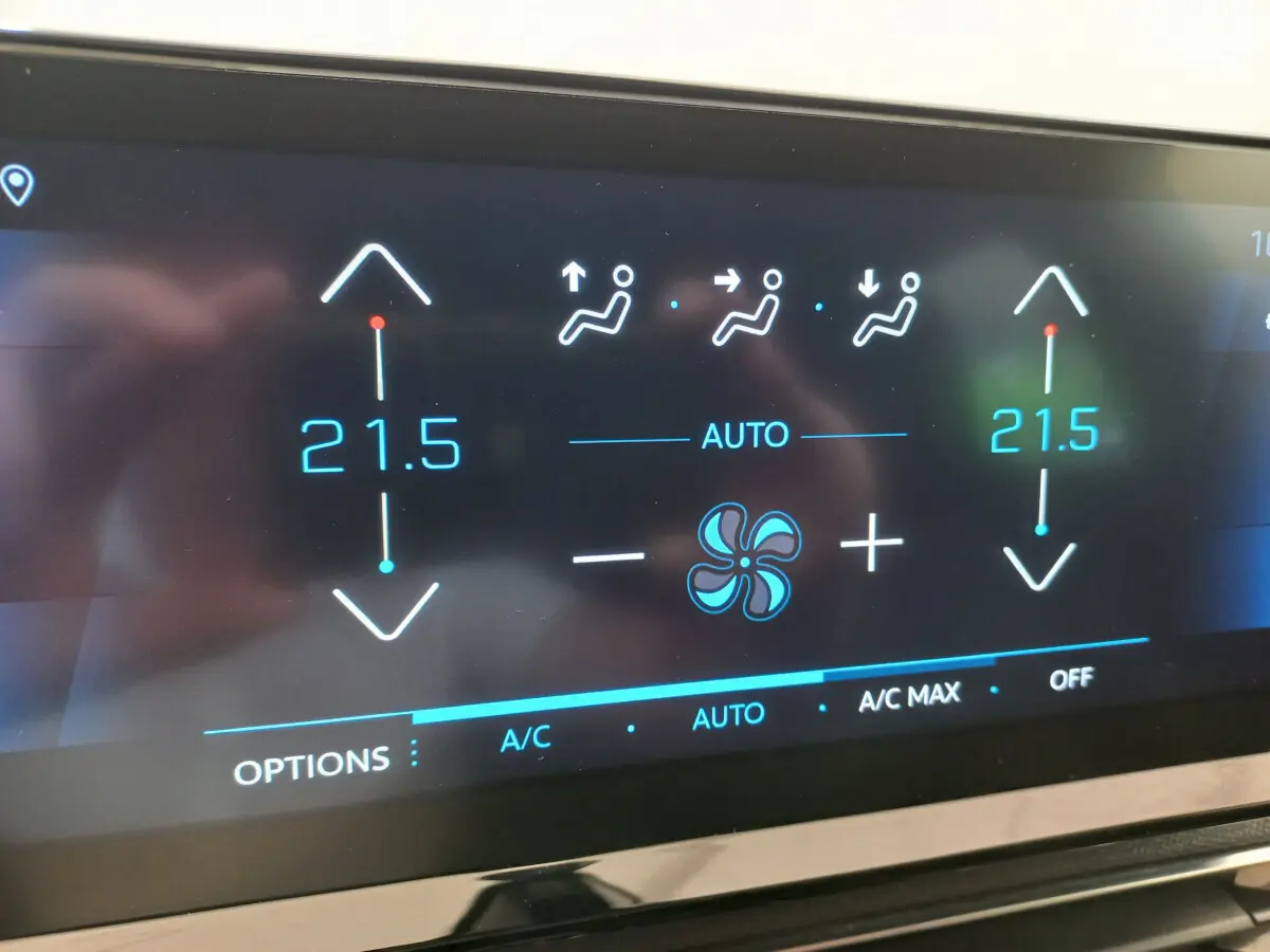 Écran tactile de climatisation double zone du Peugeot 5008 gris foncé, affichant 21,5°C en mode automatique.