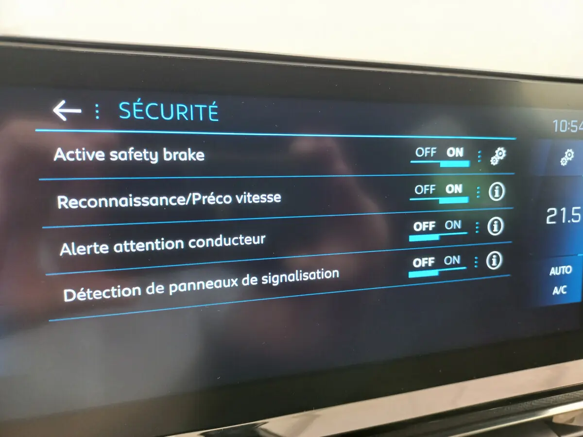Écran tactile intérieur affichant les options de sécurité du Peugeot 5008 gris foncé, vue rapprochée du tableau de bord