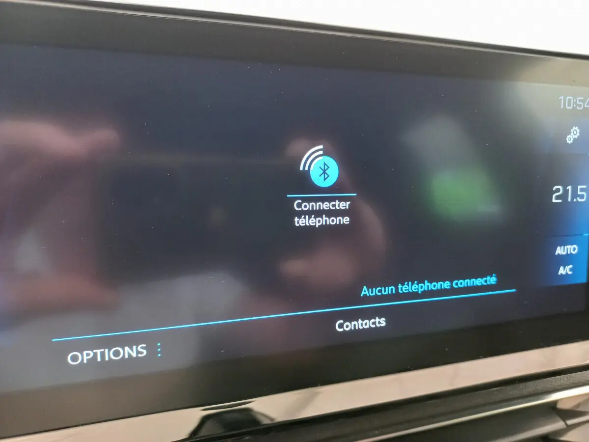 Écran tactile central du tableau de bord du Peugeot 5008 gris foncé affichant la connexion Bluetooth au téléphone.