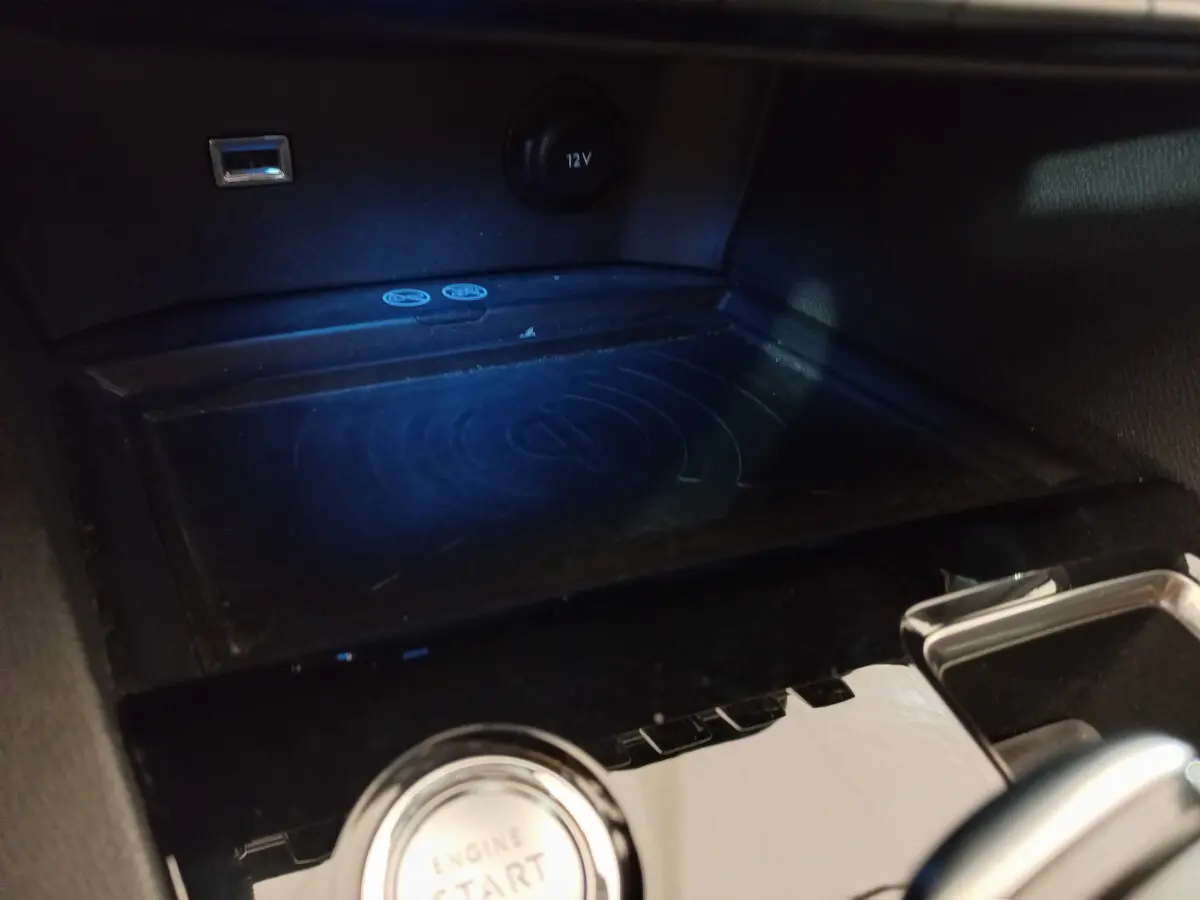 Gros plan sur la console centrale noire du Peugeot 5008 2021 avec bouton démarrage et port USB visible