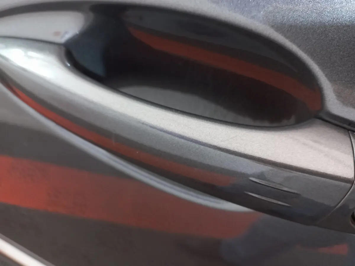 Poignée de porte gris foncé du Peugeot 5008 PureTech 130 S&S EAT8 Allure Pack en gros plan, côté droit.