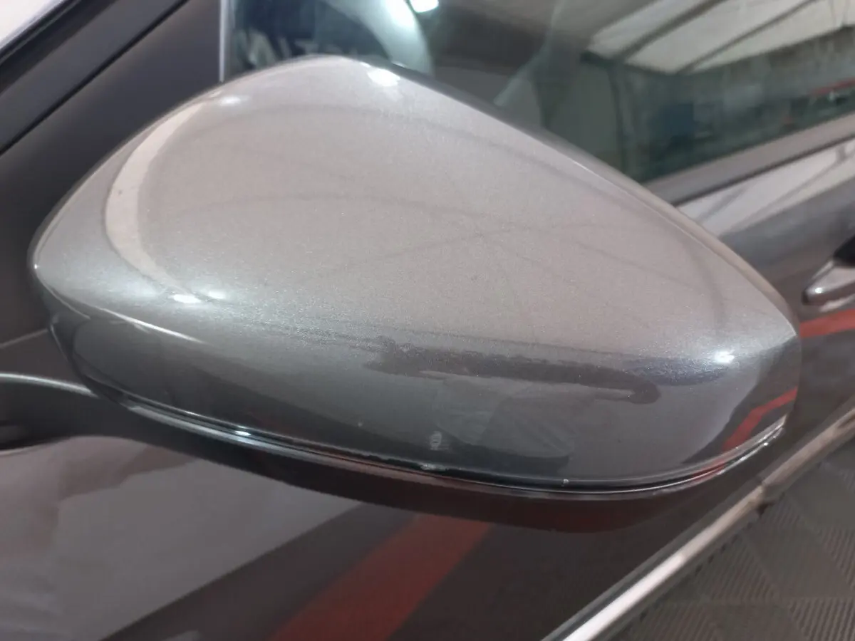 Rétroviseur droit gris foncé du Peugeot 5008 PureTech 130 S&S EAT8 Allure Pack, vue rapprochée en intérieur.