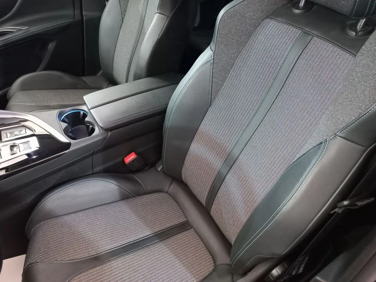 Gros plan sur les sièges avant en tissu gris et cuir noir du Peugeot 5008 PureTech 130 Allure Pack 2021.