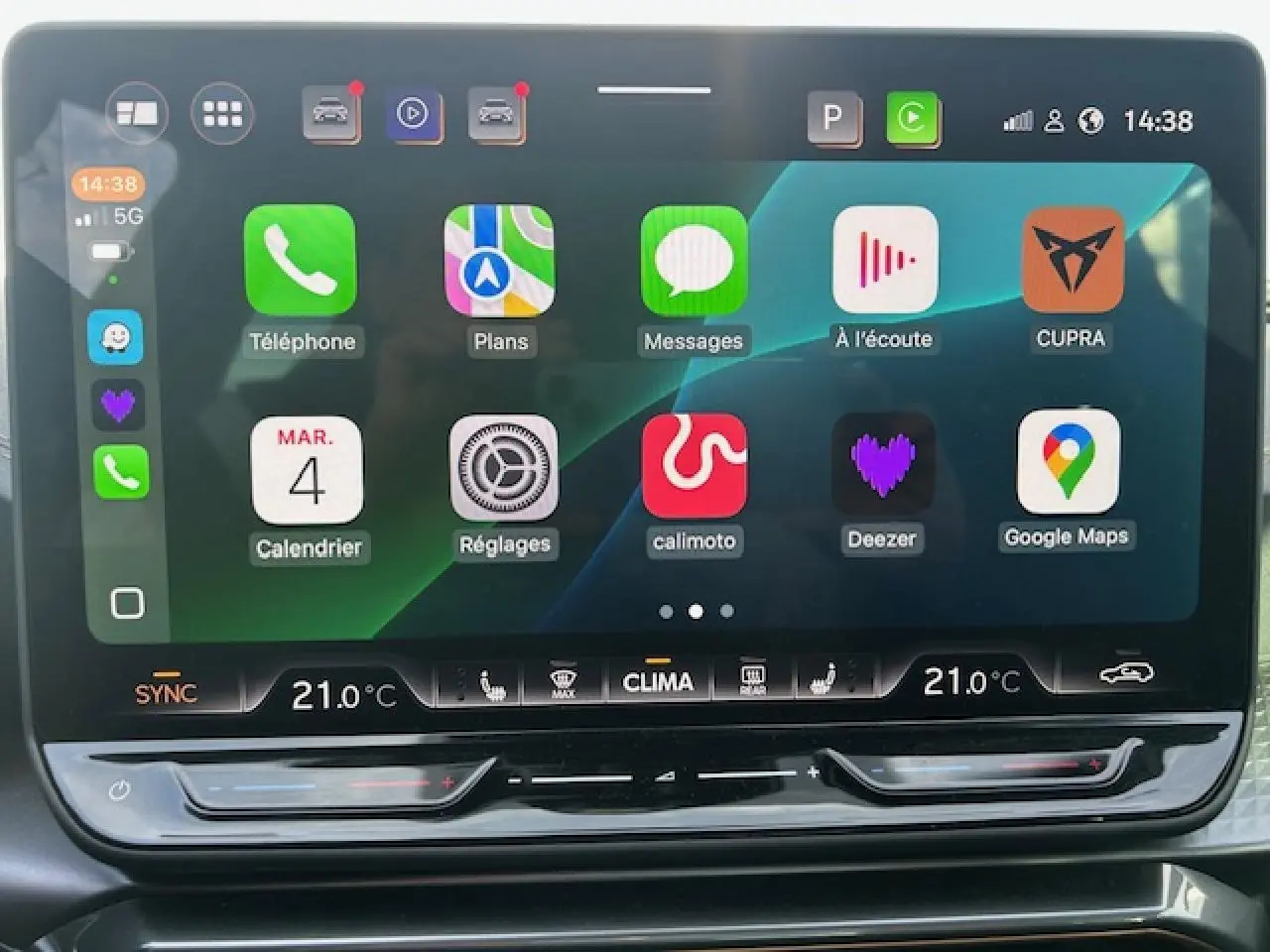 Écran tactile HD 12,9 pouces du système multimédia CUPRA Formentor 2025 affichant applications et climatisation à 21°C