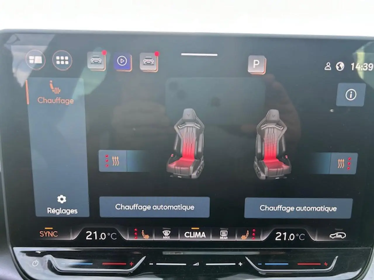 Écran tactile du système de climatisation chauffant affichant les sièges avant du CUPRA Formentor blanc neige.