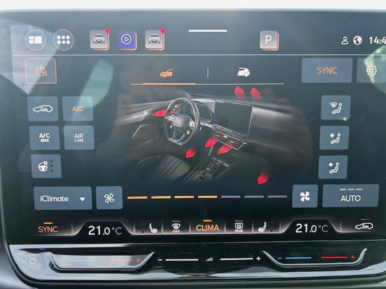 Affichage tactile du système de climatisation avec vue intérieure stylisée du tableau de bord du CUPRA Formentor blanc Neige 2025