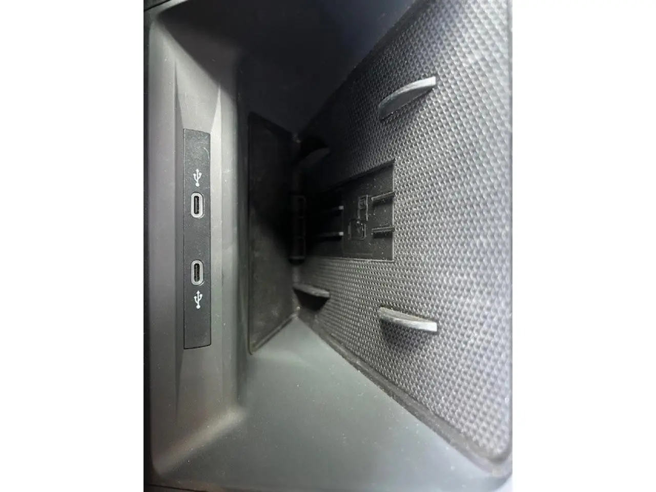 Gros plan sur la connectique USB-C double dans l'accoudoir central du CUPRA Formentor blanc neige 2025.