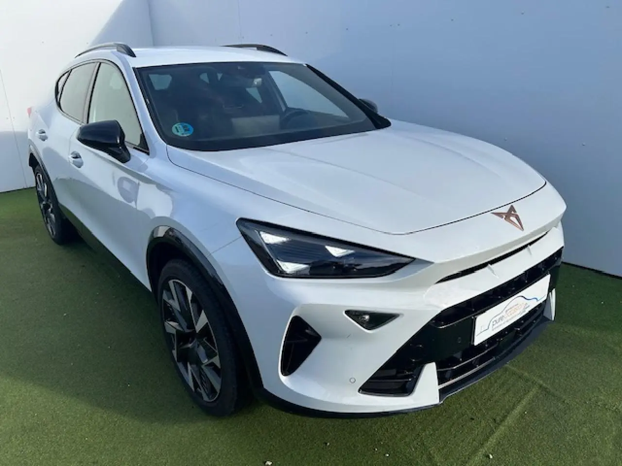 CUPRA Formentor blanc Neige en 3/4 avant droit, avec jantes alliage 19'' Sandstorm et signature lumineuse Tri-LED.