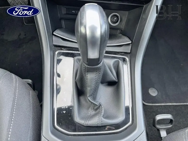 Le levier de vitesses automatique noir et argenté vu de dessus dans l'habitacle d'un Volkswagen Touran 2021.