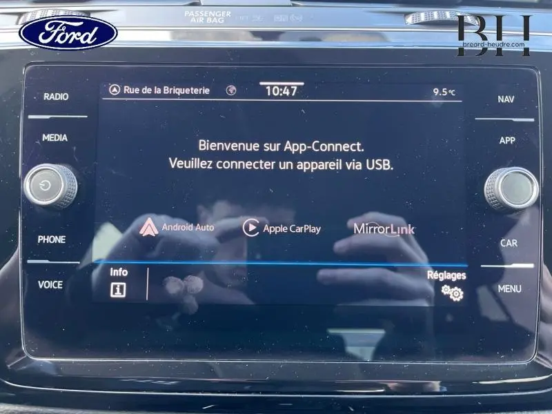 Écran tactile central du Volkswagen Touran 2021 affichant l'interface App-Connect avec options USB, Android Auto et Apple CarPlay.