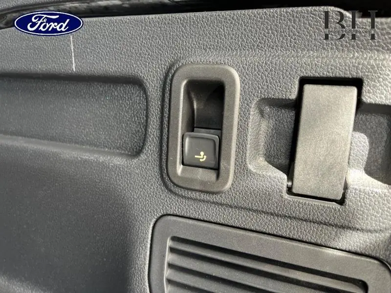 Détail du bouton de rabattement électrique des sièges arrière dans un Volkswagen Touran 2021 Reflet d'Argent Métallisée.