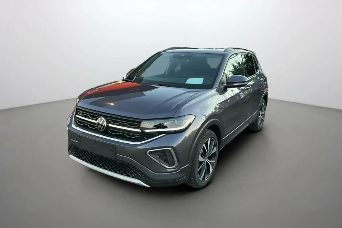 Volkswagen T-Cross TSI 116 DSG7 R-Line gris cendré en 3/4 avant avec jantes alu 18 pouces et feux LED matrix.